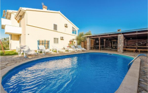 Awesome home in Pasman w/ Outdoor swimming pool and 4 Bedrooms